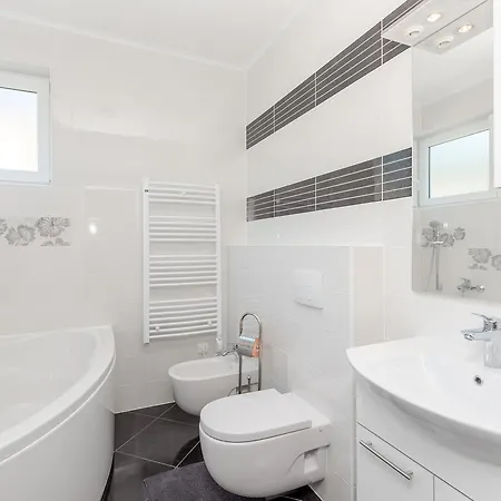 Luxury Laura Daire